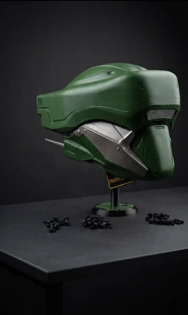 FS-37 – Helldivers — zelená helma s tmavým průzorem a stříbrnými detaily po stranách