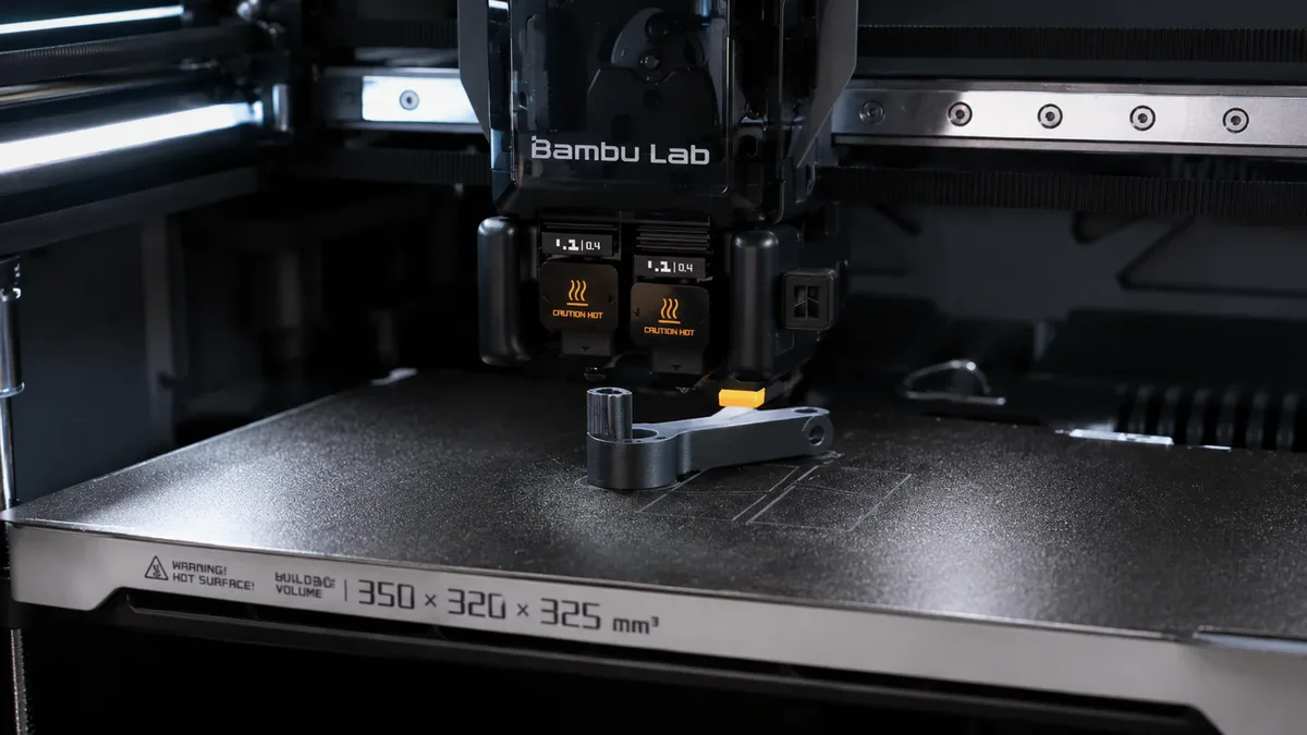 Detail trysky 3D tiskárny při tisku vlastního dílu