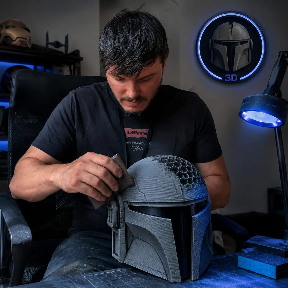 Broušení a příprava povrchu 3D tištěné mandalorianské přilby v naší dílně